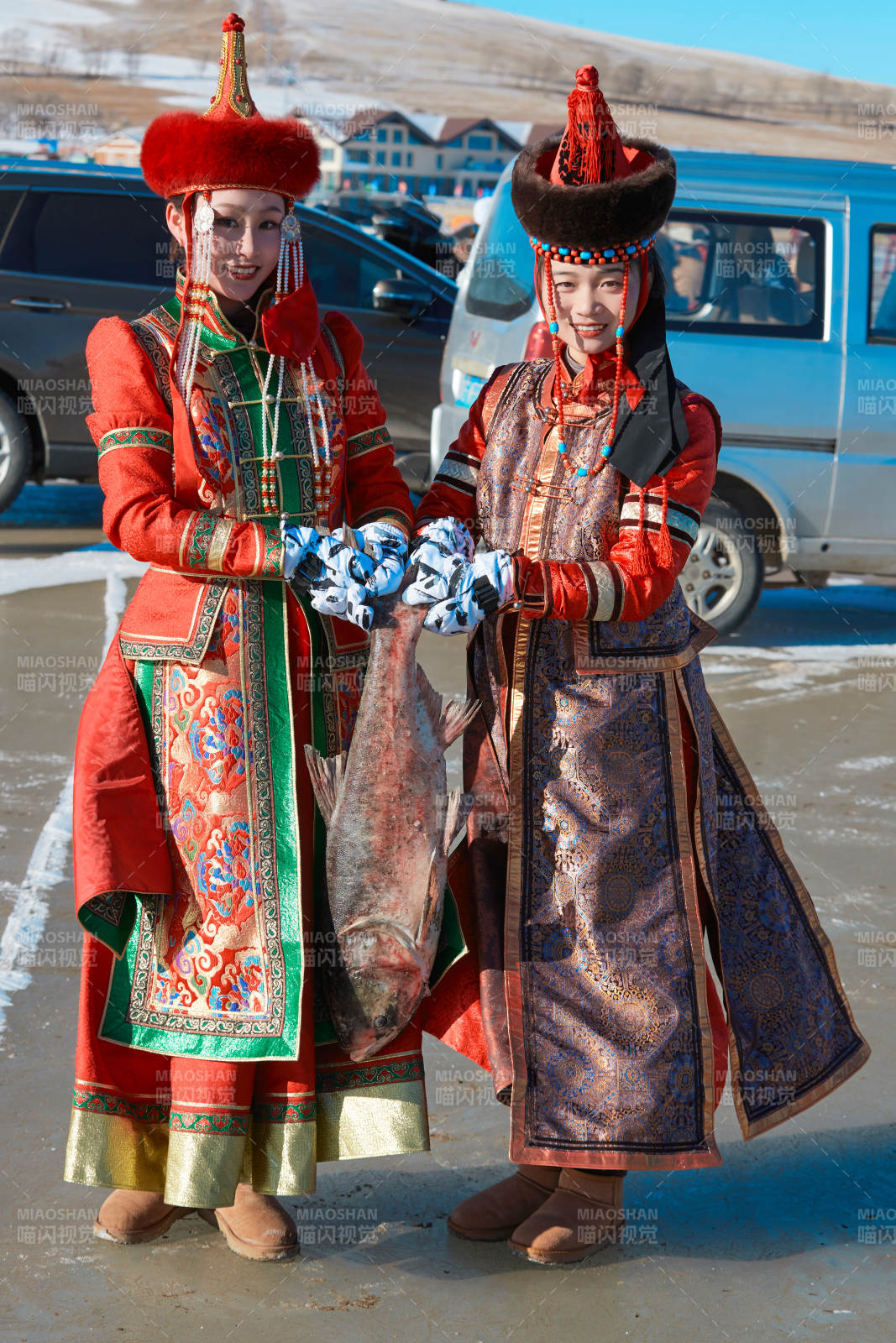 穿著蒙族服飾參加冬季捕魚活動的閨蜜少女