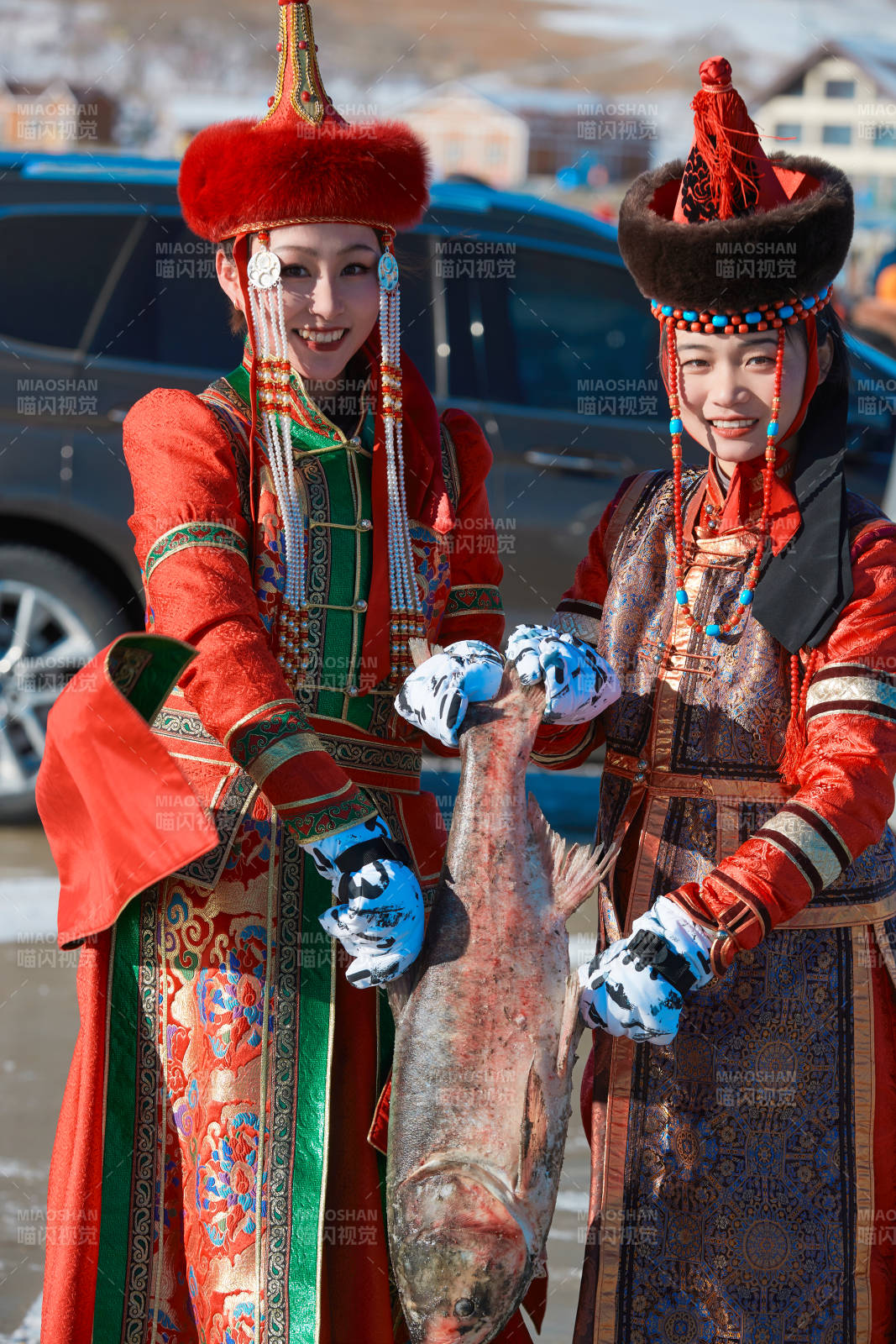穿著蒙族服飾參加冬季捕魚活動的閨蜜少女