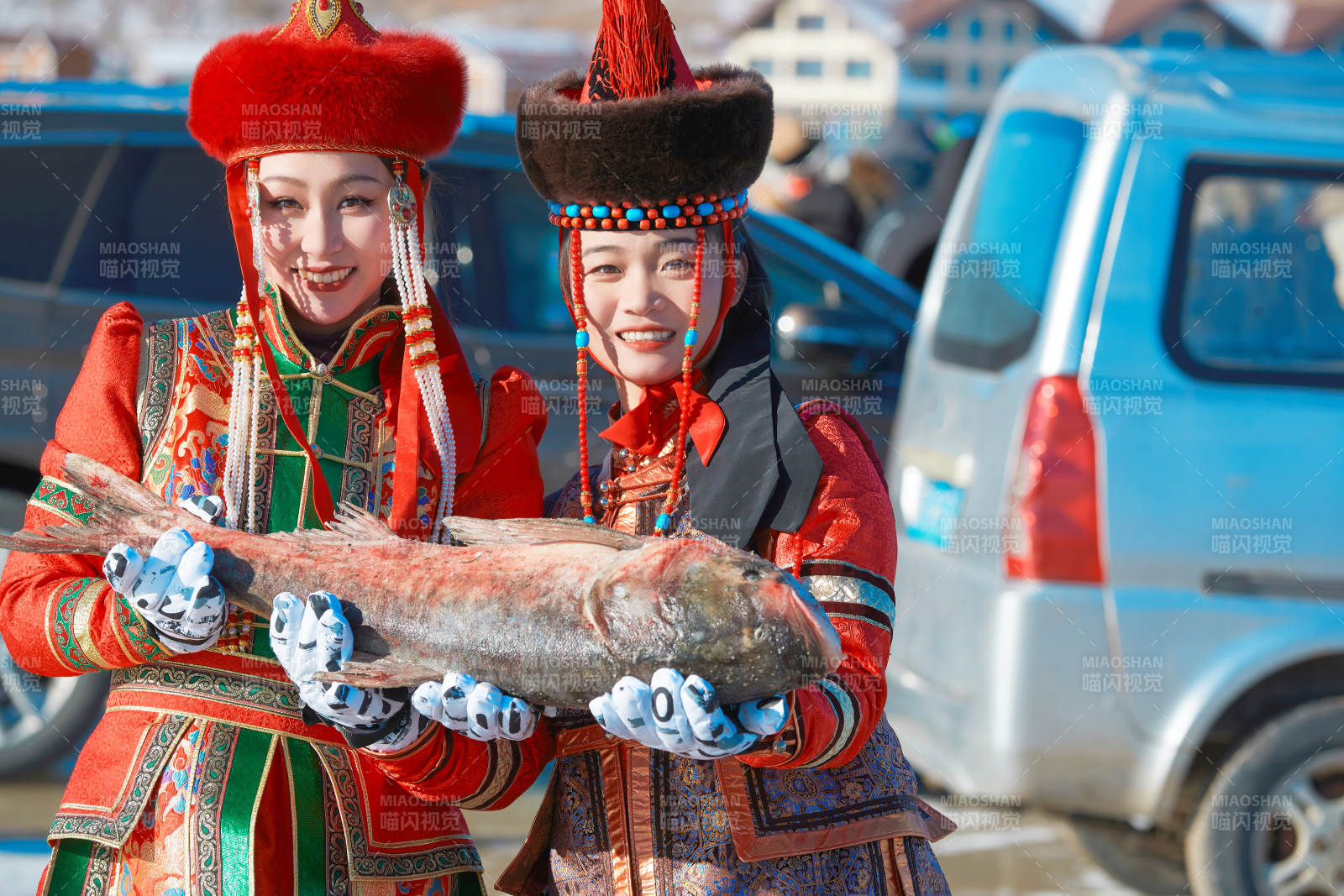 穿著蒙族服飾參加冬季捕魚活動的閨蜜少女