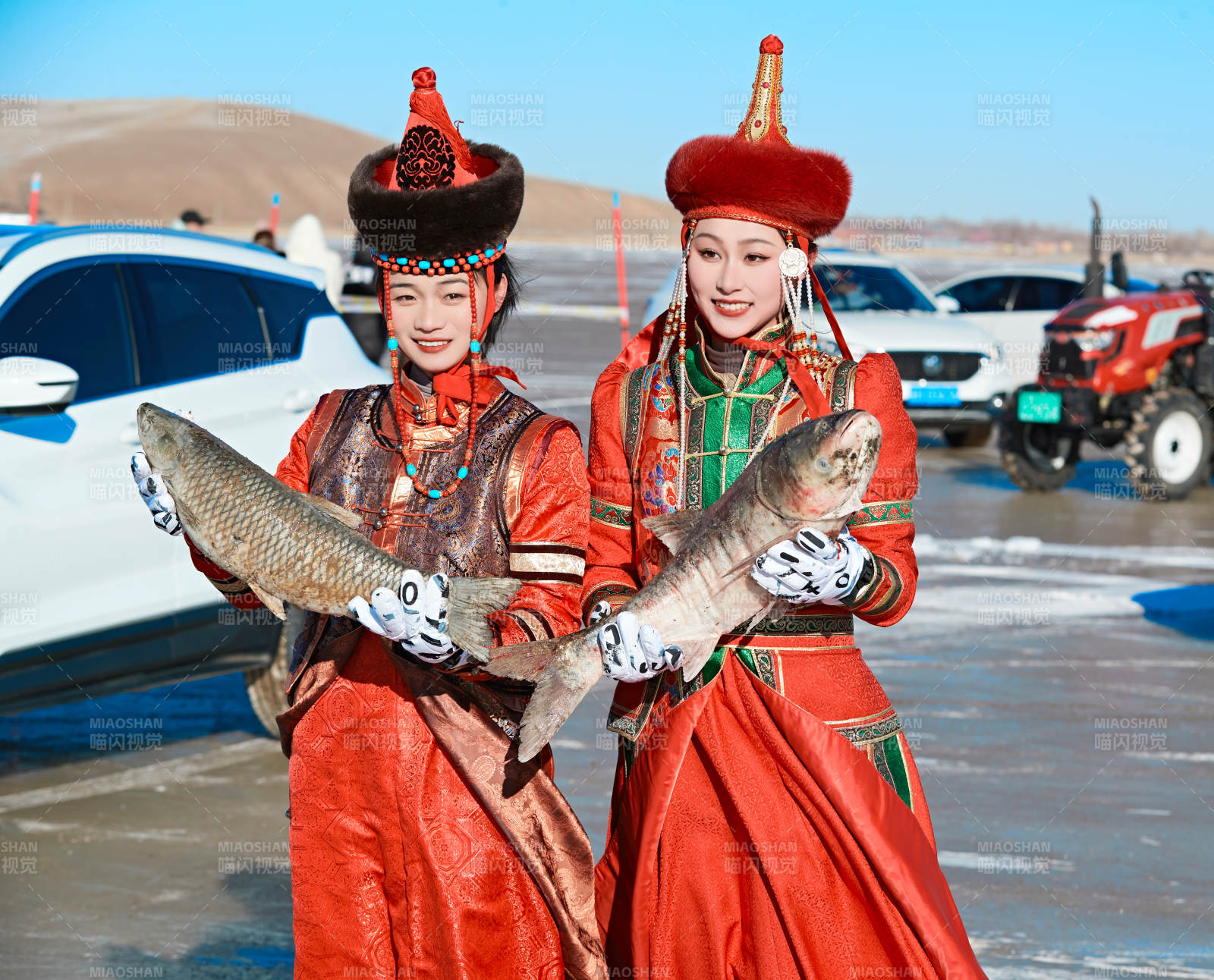 穿著蒙族服飾參加冬季捕魚活動的閨蜜少女