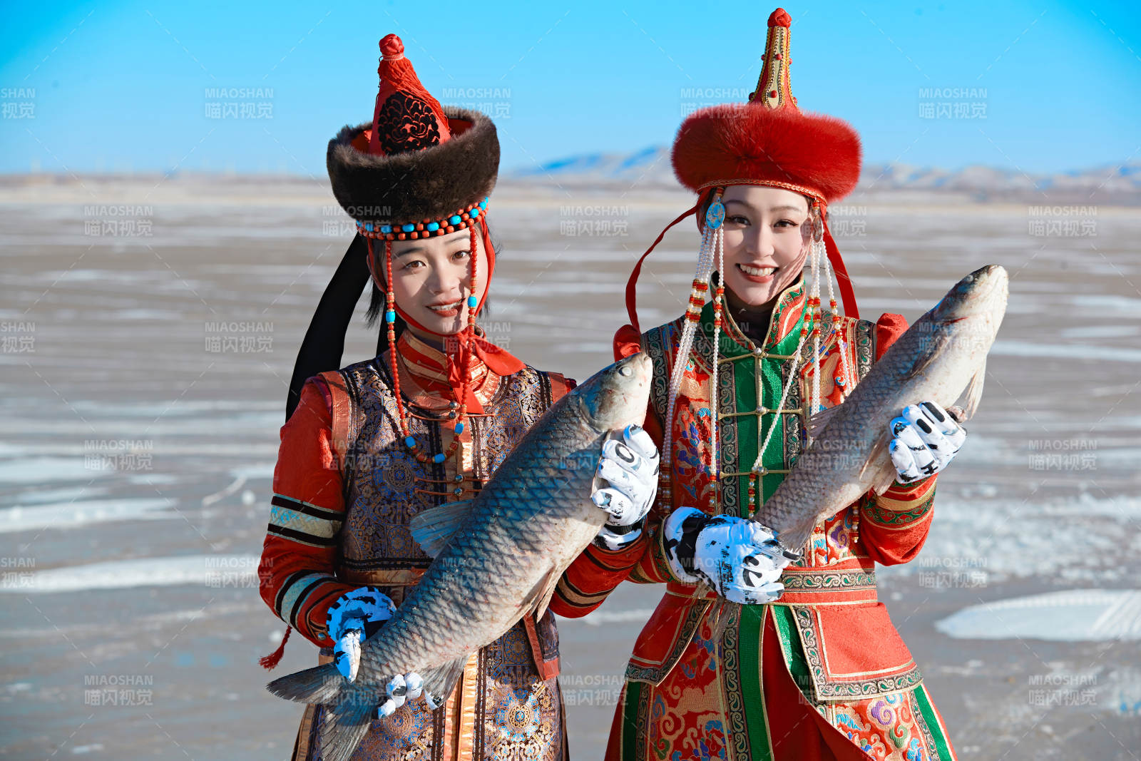 穿著蒙族服飾參加冬季捕魚活動的閨蜜少女