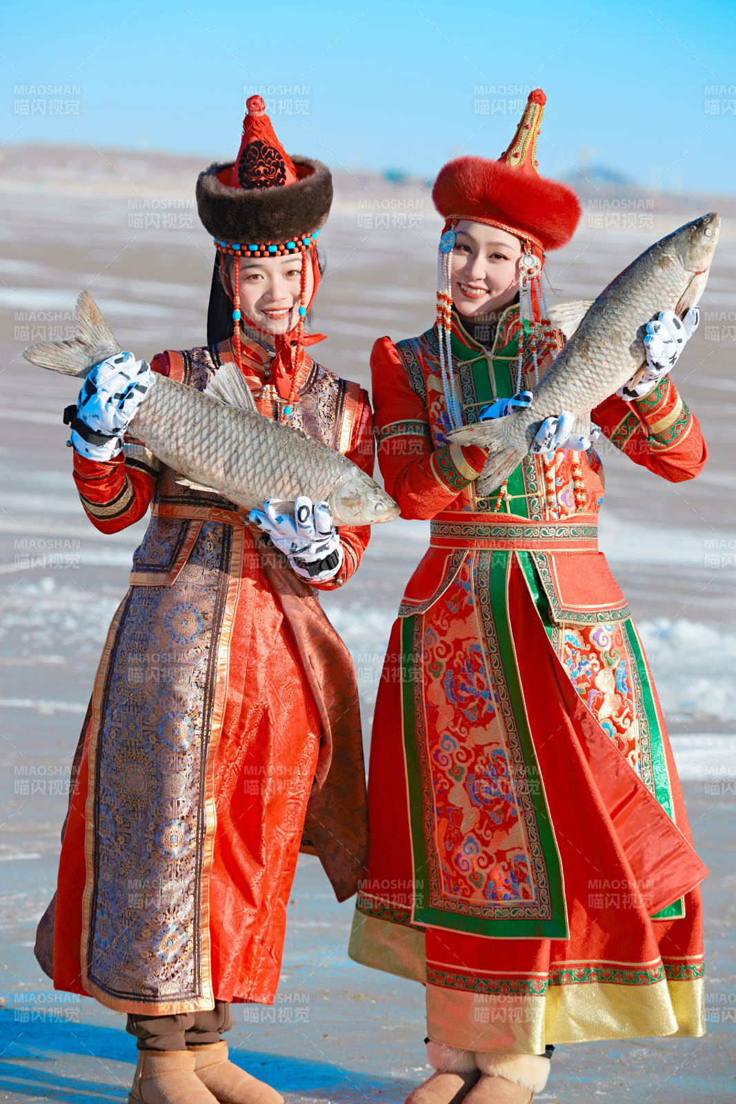 穿著蒙族服飾參加冬季捕魚活動(dòng)的閨蜜少女