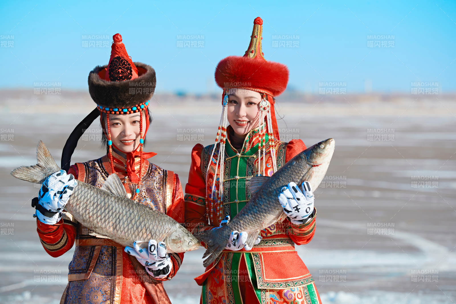穿著蒙族服飾參加冬季捕魚活動的閨蜜少女