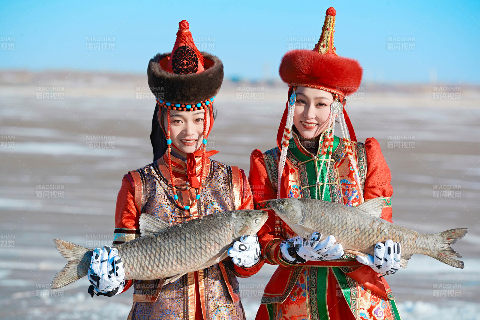 穿著蒙族服飾參加冬季捕魚活動(dòng)的閨蜜少女