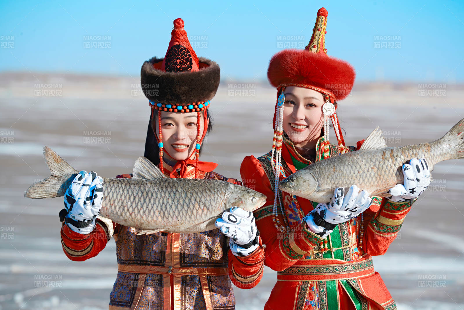 穿著蒙族服飾參加冬季捕魚活動的閨蜜少女