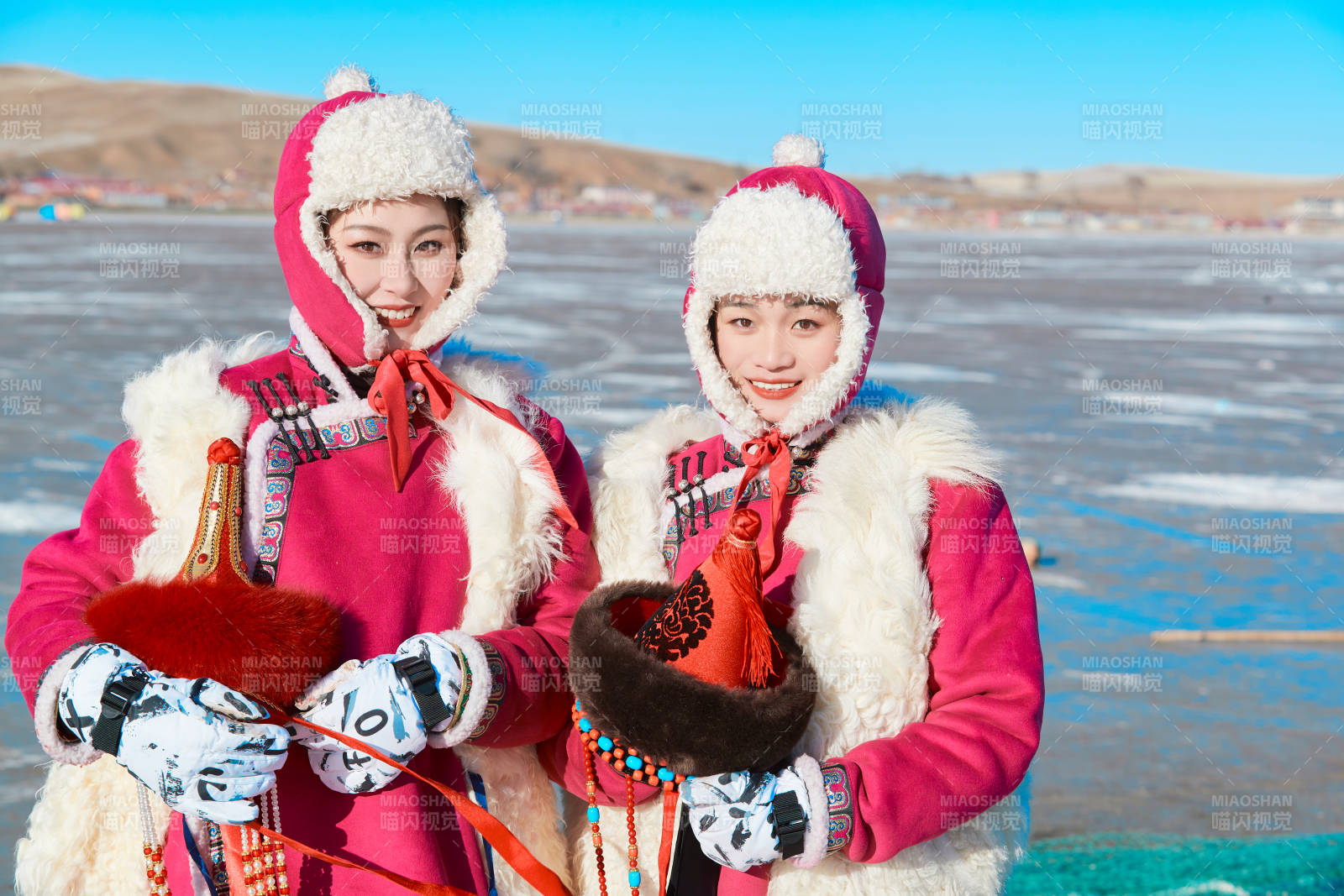 在滑雪場進(jìn)行滑雪運(yùn)動的年輕女性