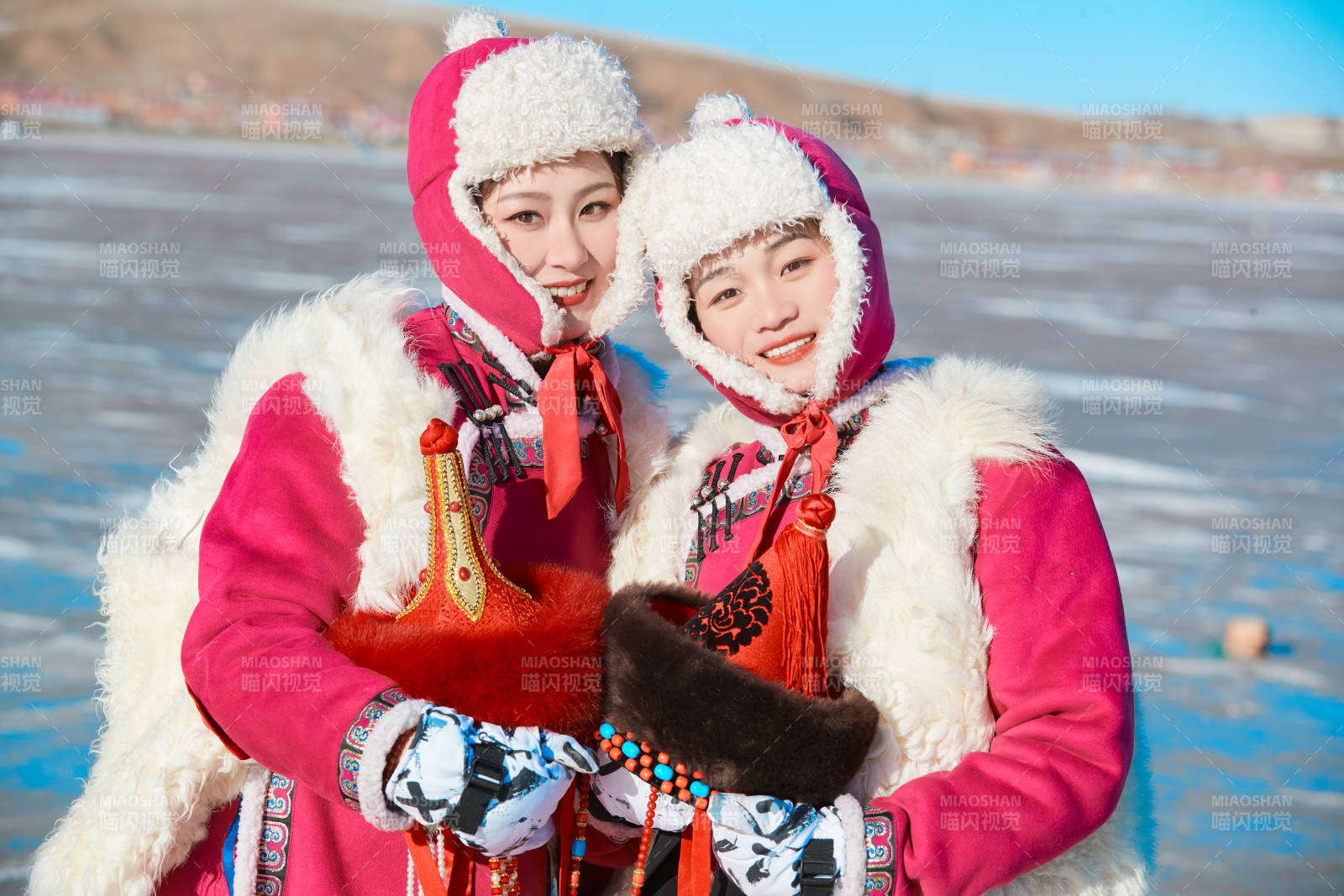 在滑雪場(chǎng)進(jìn)行滑雪運(yùn)動(dòng)的年輕女性