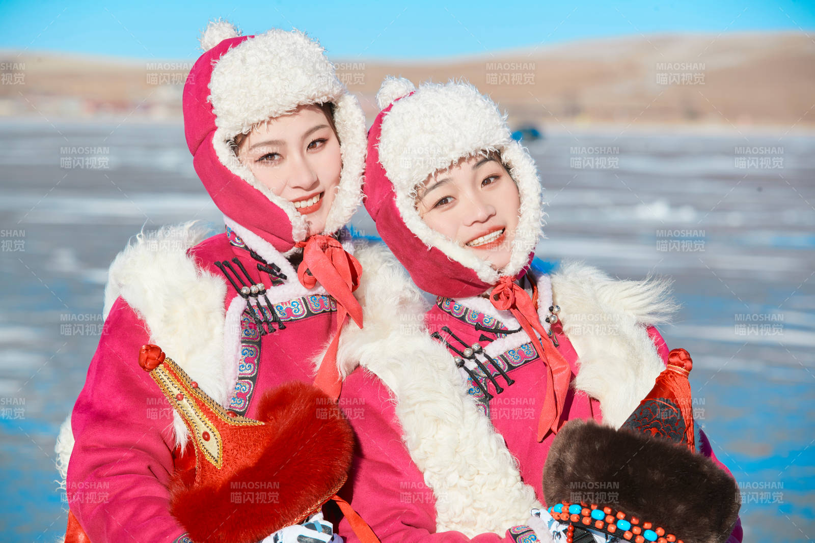 在滑雪場進行滑雪運動的年輕女性