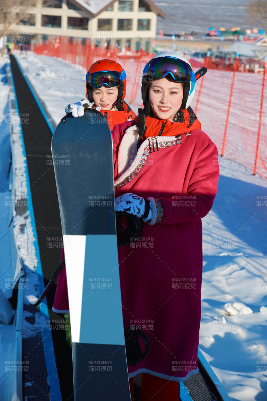 在滑雪場(chǎng)進(jìn)行滑雪運(yùn)動(dòng)的年輕女性