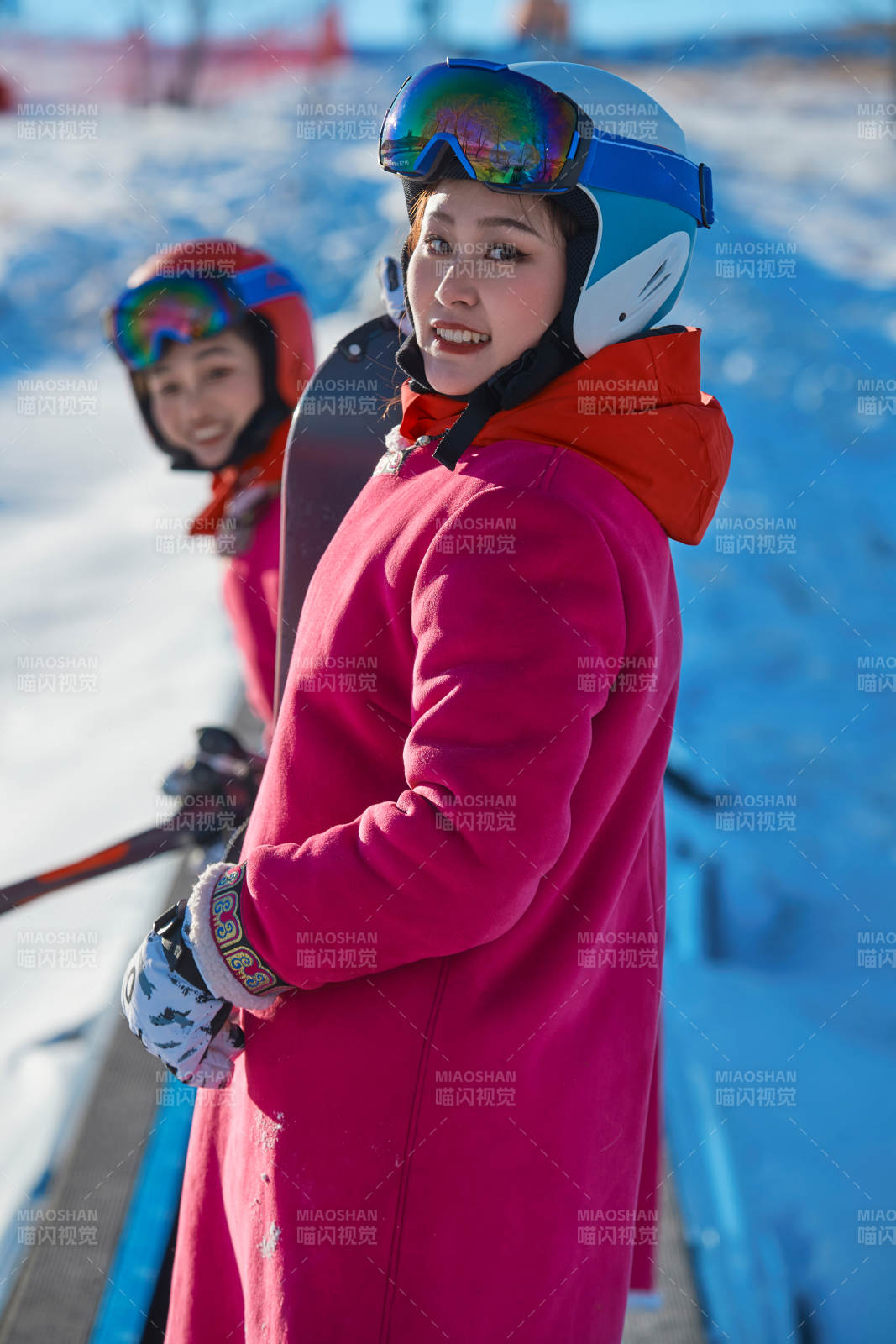 在滑雪場進行滑雪運動的年輕女性
