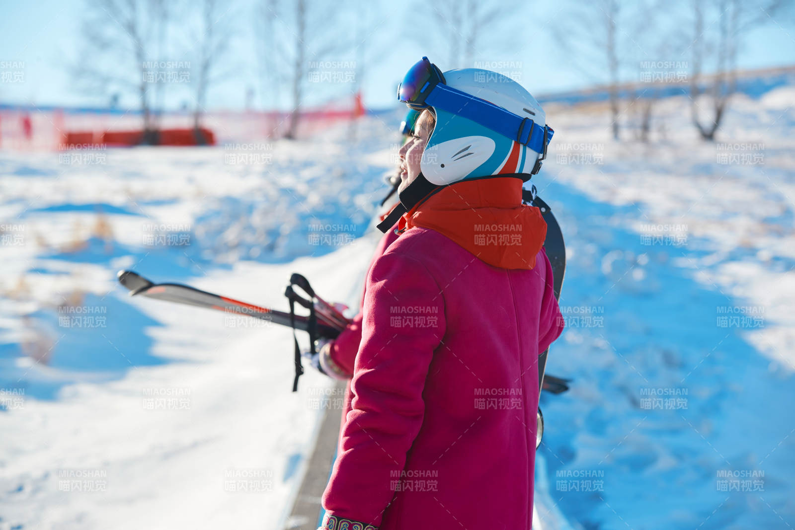 在滑雪場進行滑雪運動的年輕女性