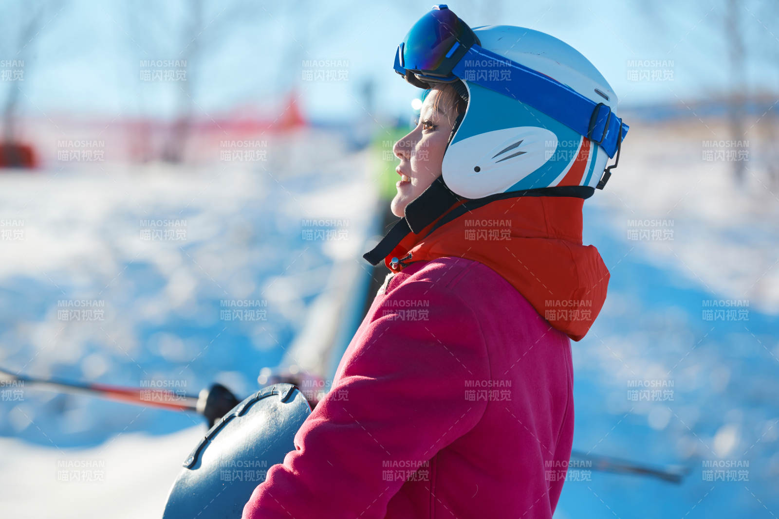 在滑雪場進行滑雪運動的年輕女性