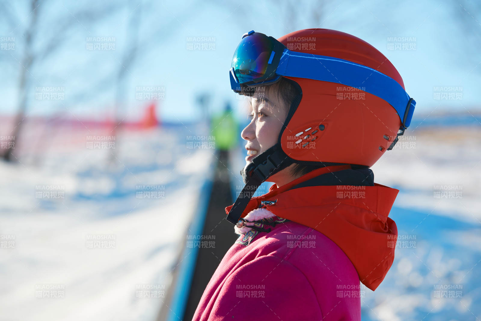 在滑雪場進行滑雪運動的年輕女性