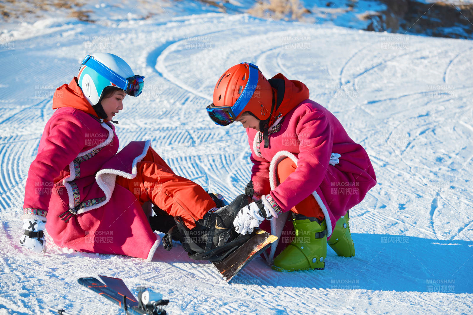 在滑雪場進行滑雪運動的年輕女性