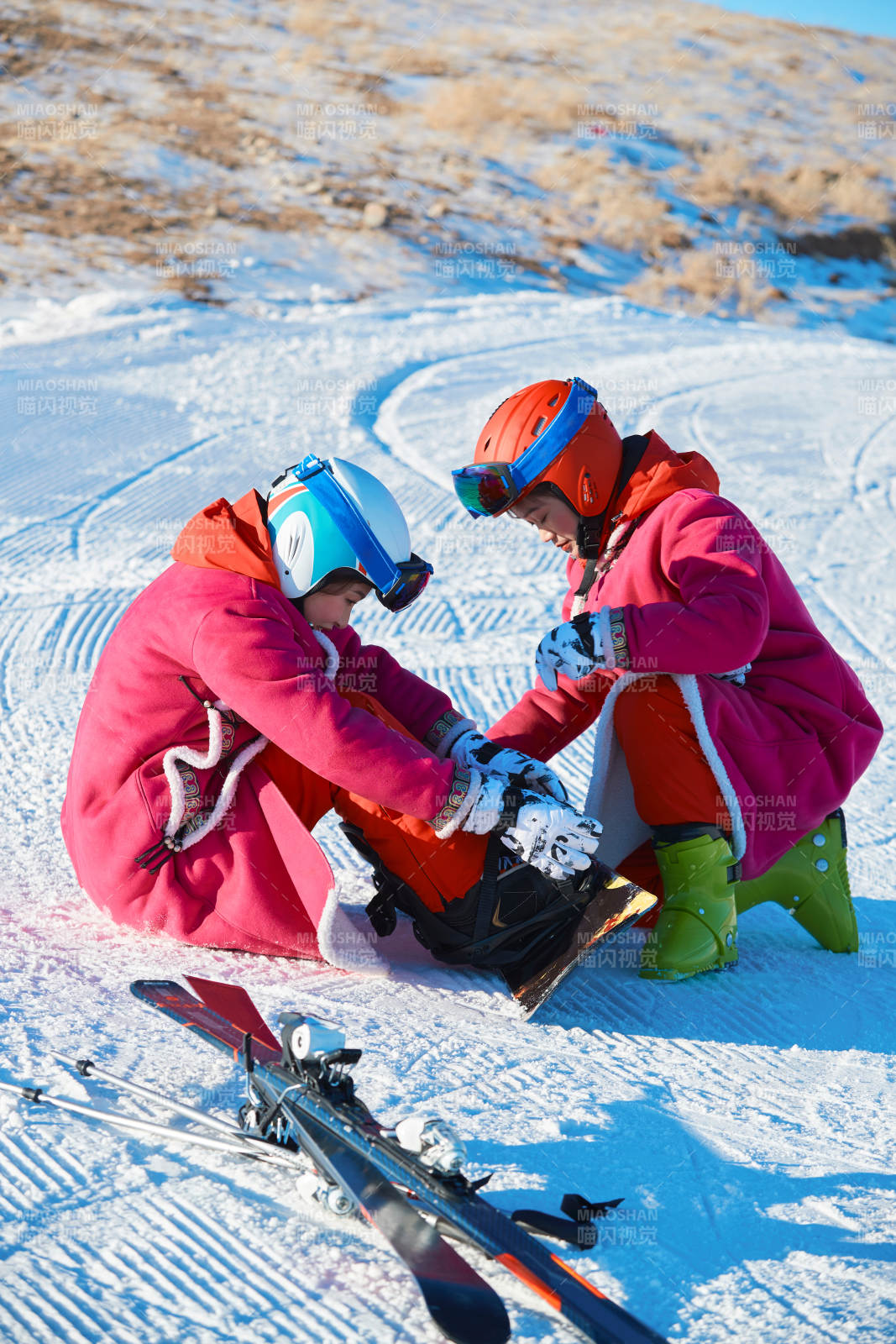 在滑雪場進行滑雪運動的年輕女性