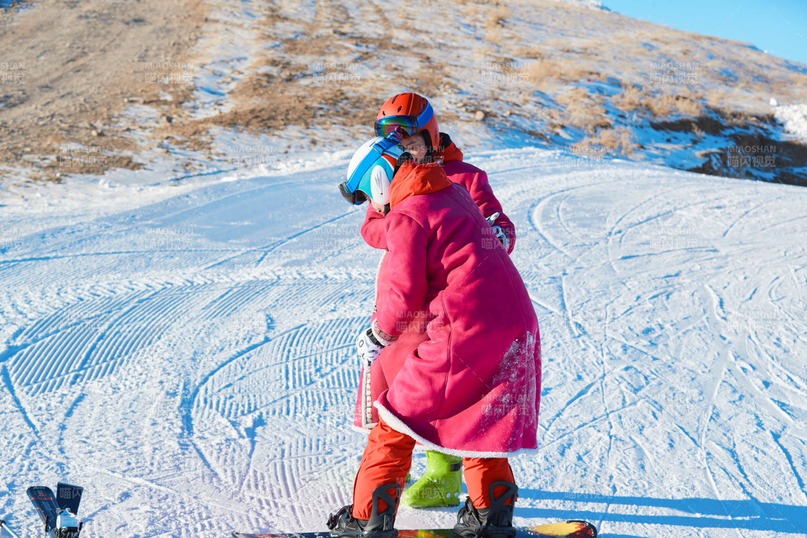 在滑雪場進(jìn)行滑雪運(yùn)動的年輕女性