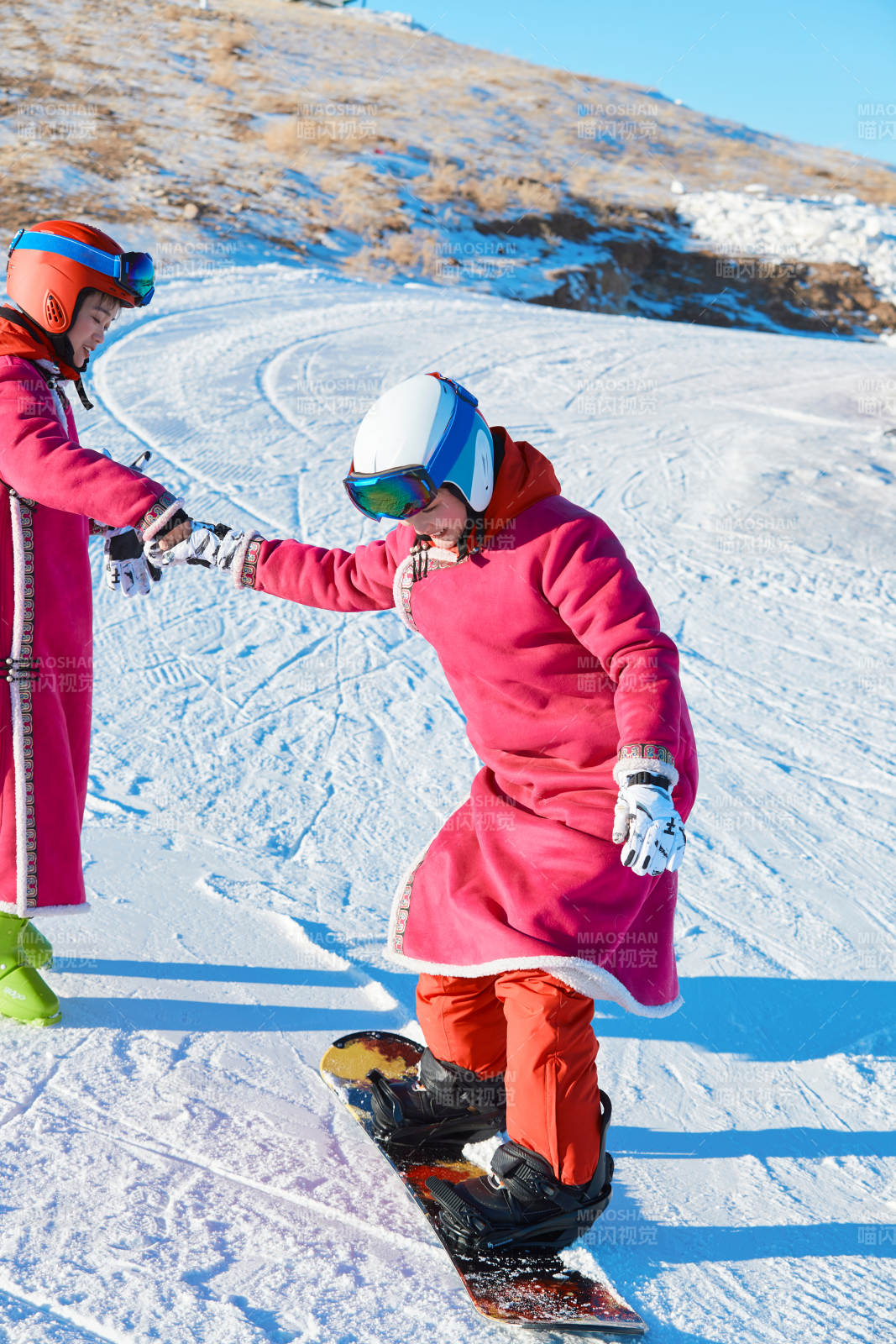 在滑雪場進行滑雪運動的年輕女性