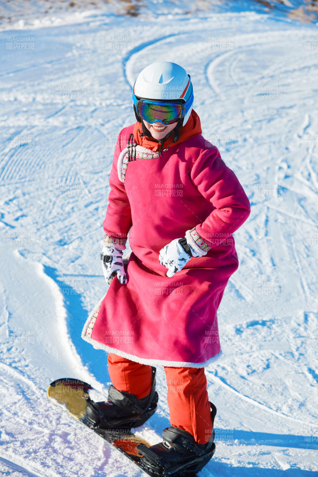 在滑雪場進行滑雪運動的年輕女性