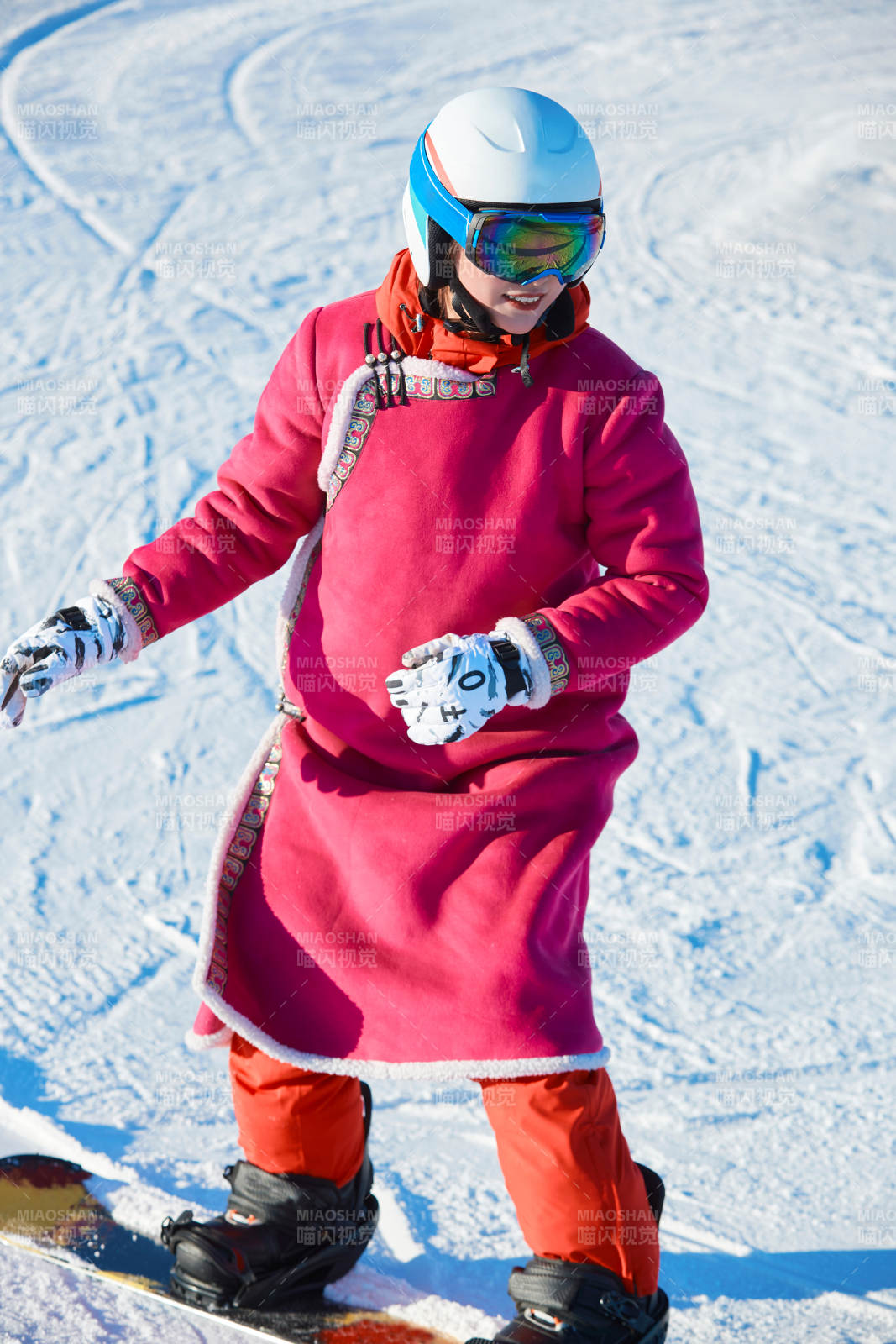在滑雪場進行滑雪運動的年輕女性