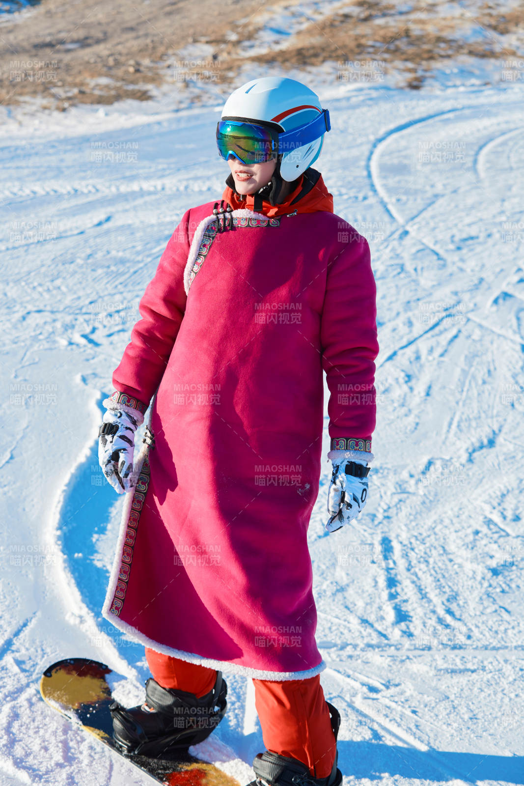 在滑雪場進行滑雪運動的年輕女性