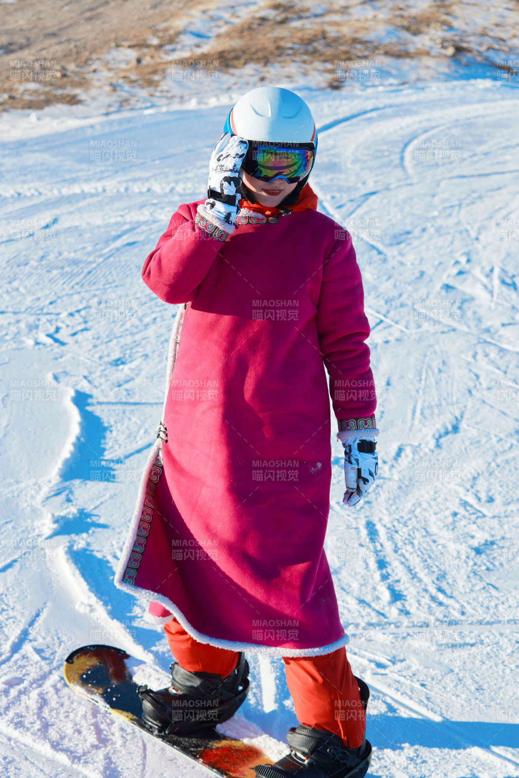 在滑雪場進行滑雪運動的年輕女性