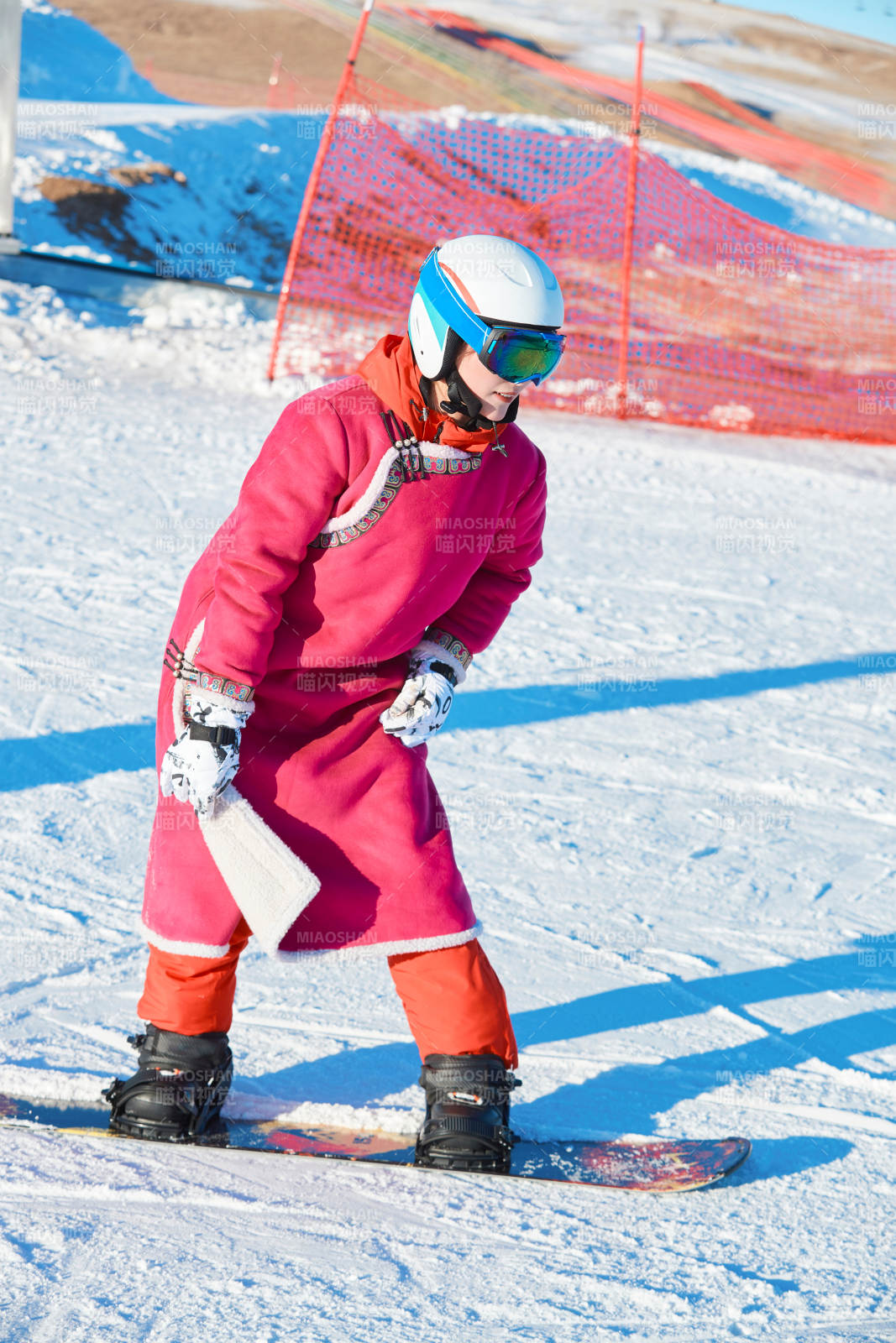 在滑雪場進(jìn)行滑雪運(yùn)動的年輕女性