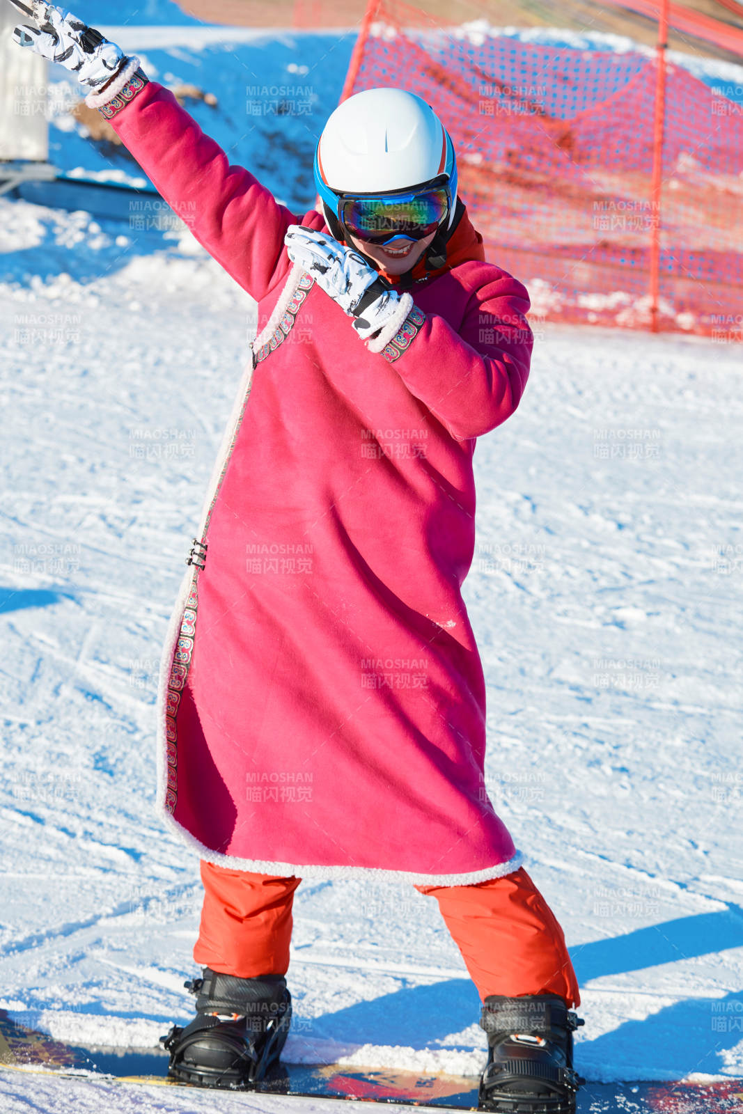 在滑雪場進行滑雪運動的年輕女性