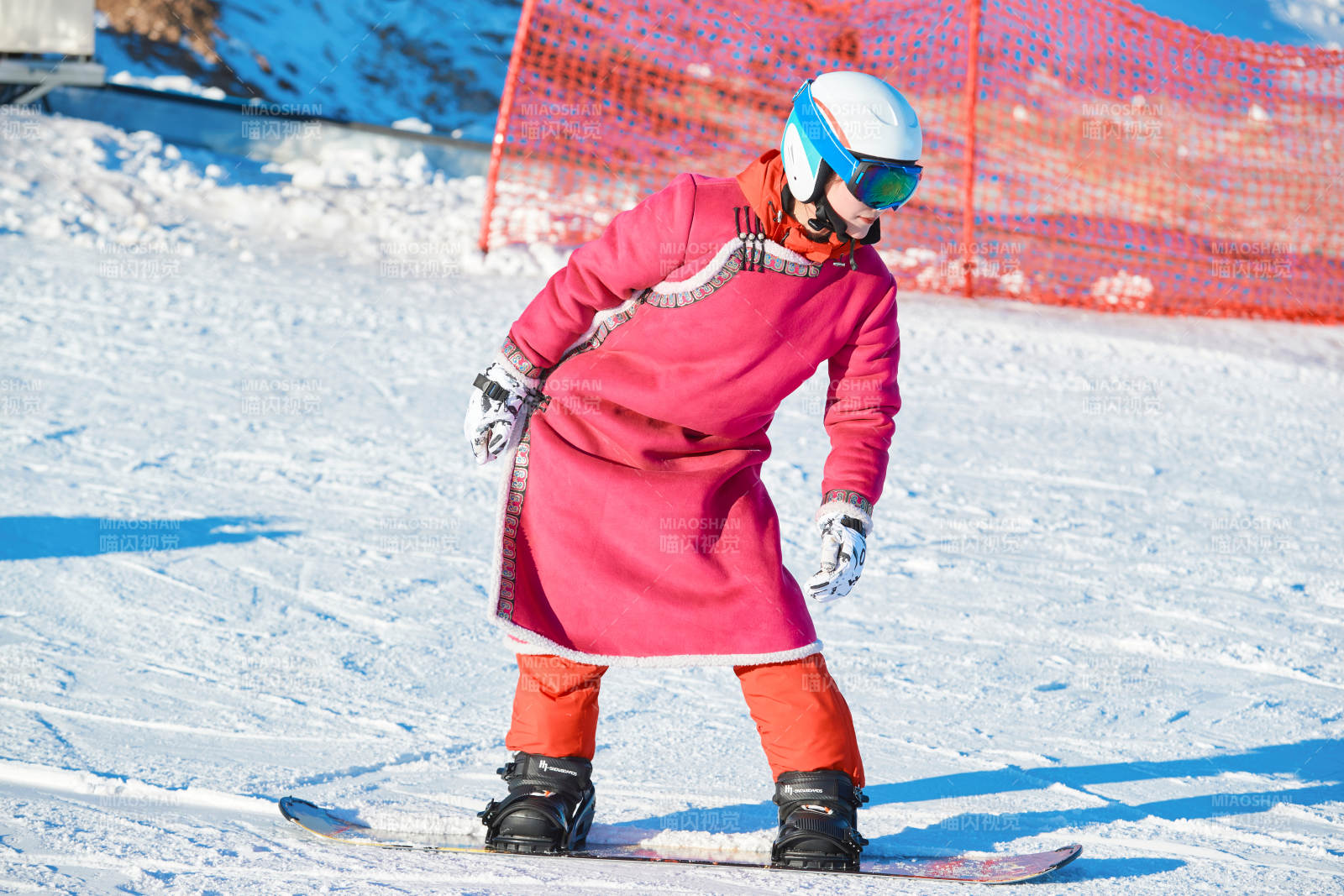 在滑雪場進行滑雪運動的年輕女性