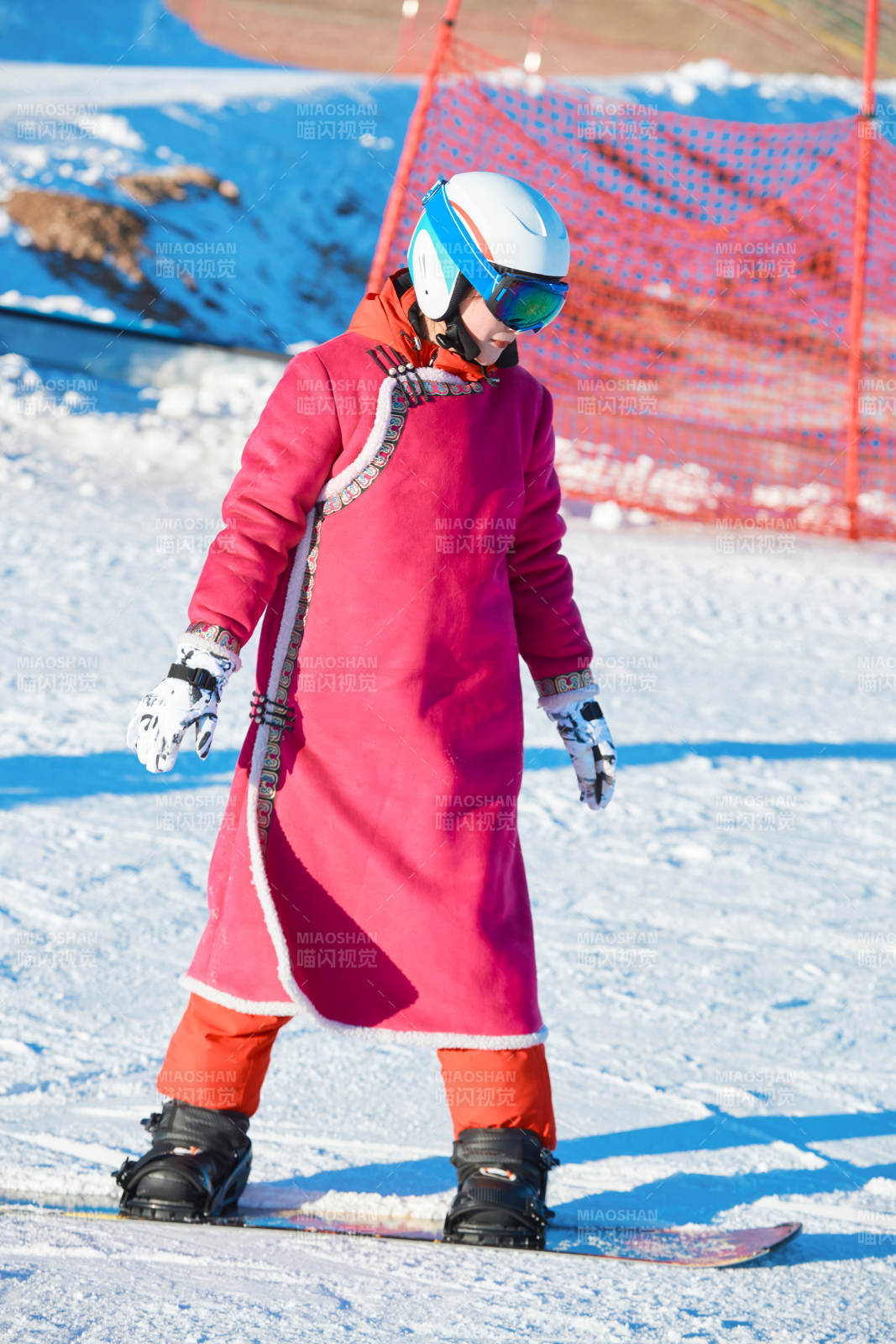 在滑雪場(chǎng)進(jìn)行滑雪運(yùn)動(dòng)的年輕女性