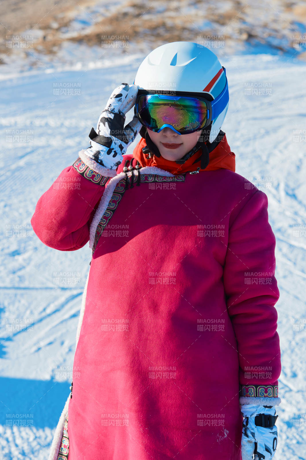 在滑雪場進行滑雪運動的年輕女性