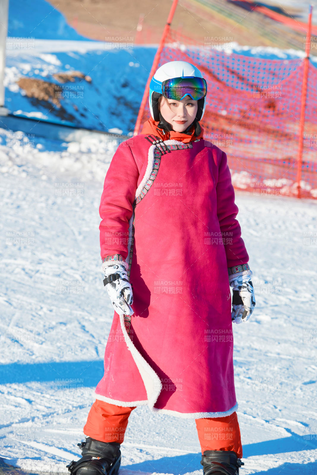 在滑雪場進行滑雪運動的年輕女性
