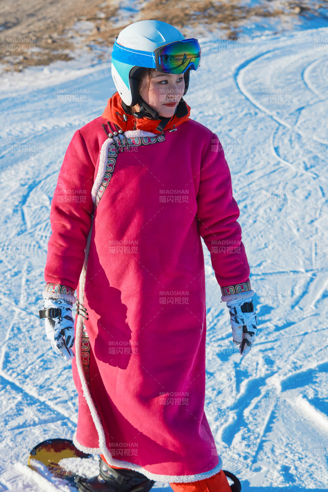 在滑雪場進行滑雪運動的年輕女性