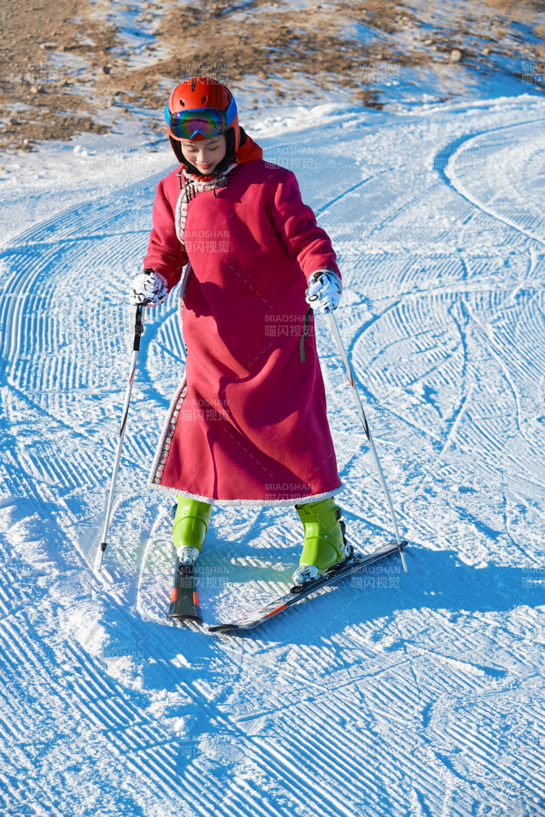 在滑雪場進行滑雪運動的年輕女性