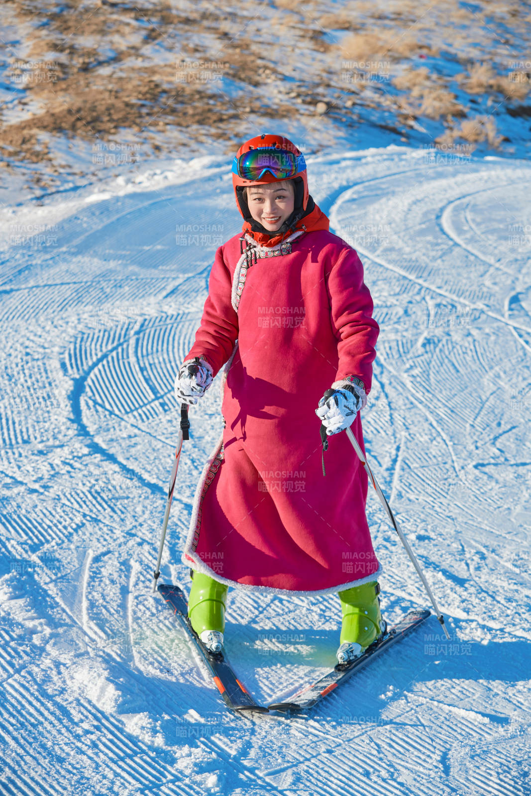 在滑雪場進(jìn)行滑雪運(yùn)動的年輕女性