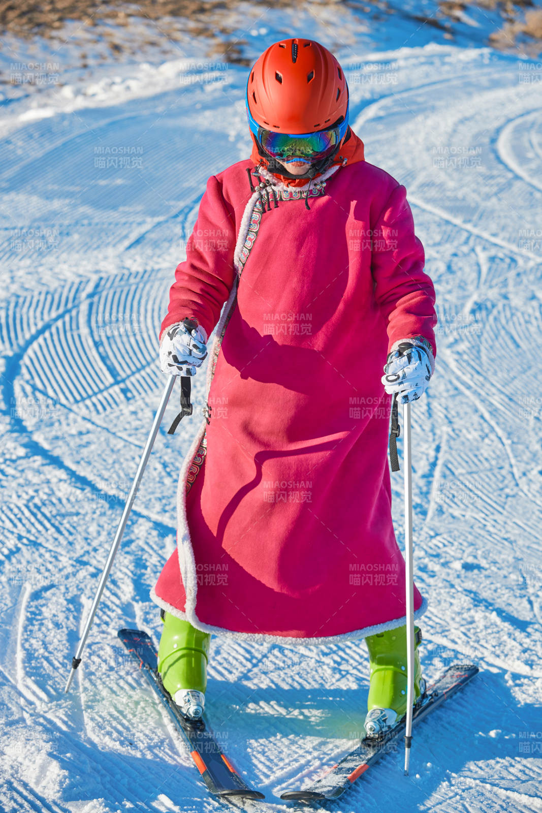 在滑雪場(chǎng)進(jìn)行滑雪運(yùn)動(dòng)的年輕女性