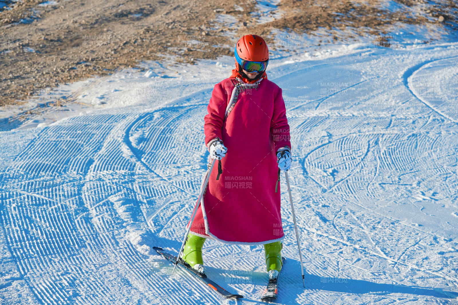 在滑雪場進行滑雪運動的年輕女性