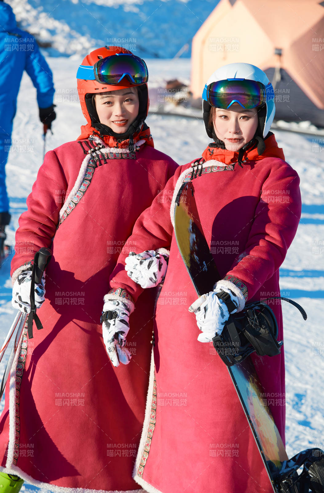 在滑雪場進行滑雪運動的年輕女性