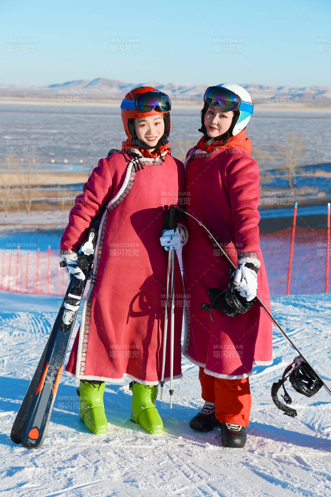 在滑雪場(chǎng)進(jìn)行滑雪運(yùn)動(dòng)的年輕女性