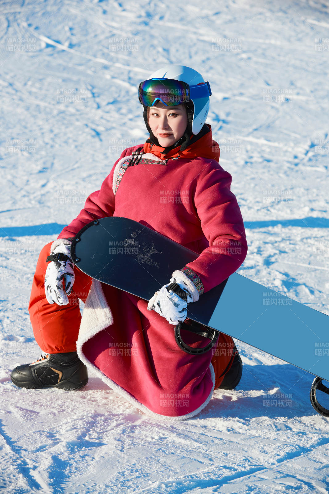 在滑雪場進行滑雪運動的年輕女性
