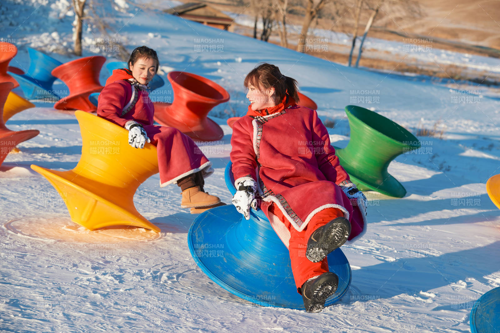 在冰天雪地玩耍雪上娛樂載具車輛的閨蜜少女