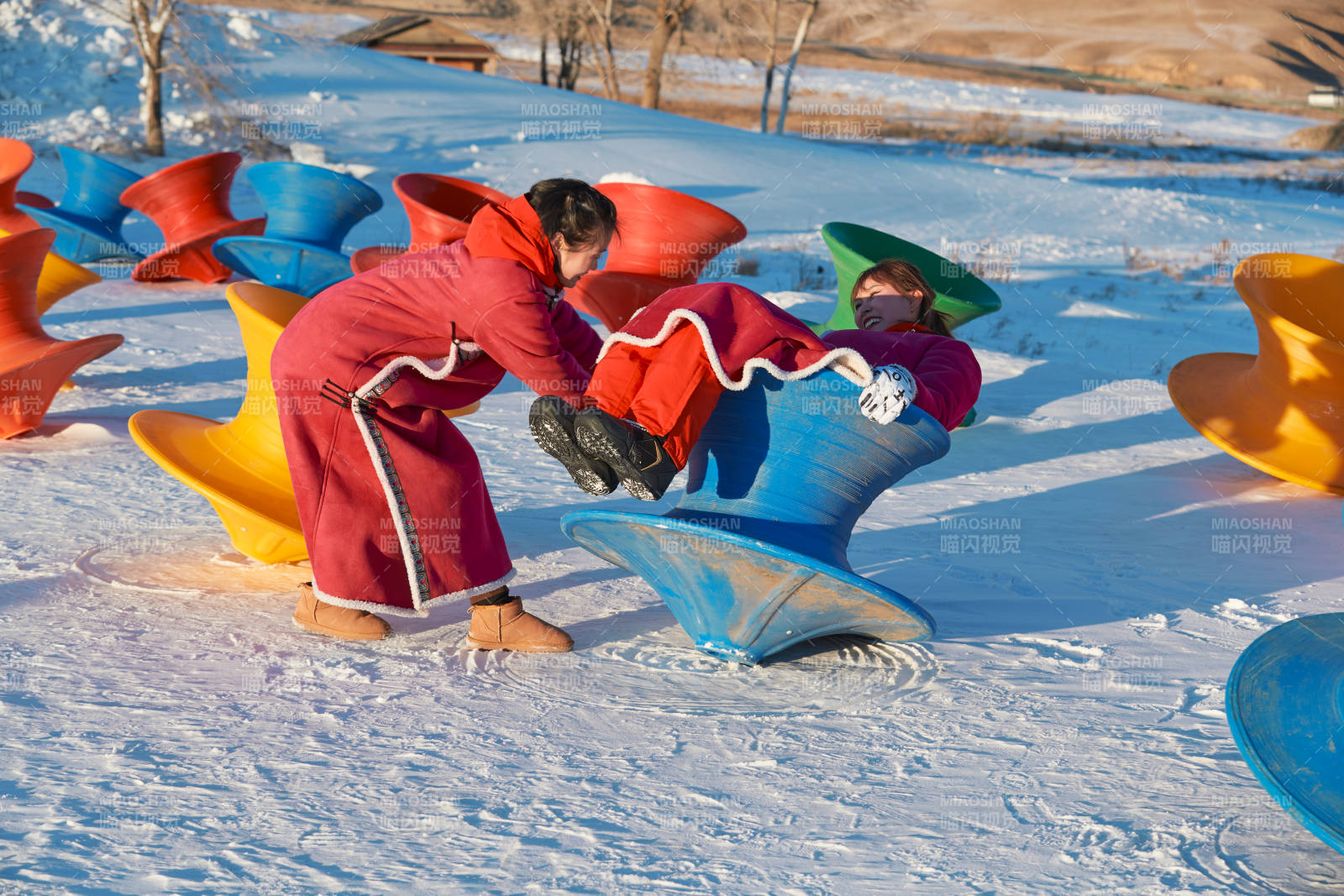 在冰天雪地玩耍雪上娛樂載具車輛的閨蜜少女