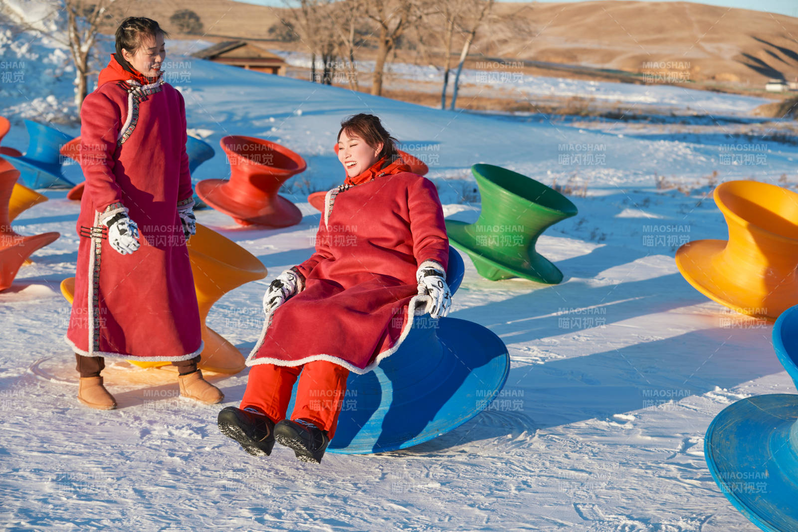 在冰天雪地玩耍雪上娛樂載具車輛的閨蜜少女