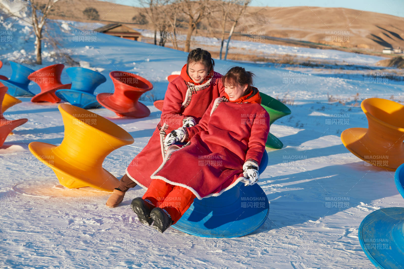 在冰天雪地玩耍雪上娛樂載具車輛的閨蜜少女