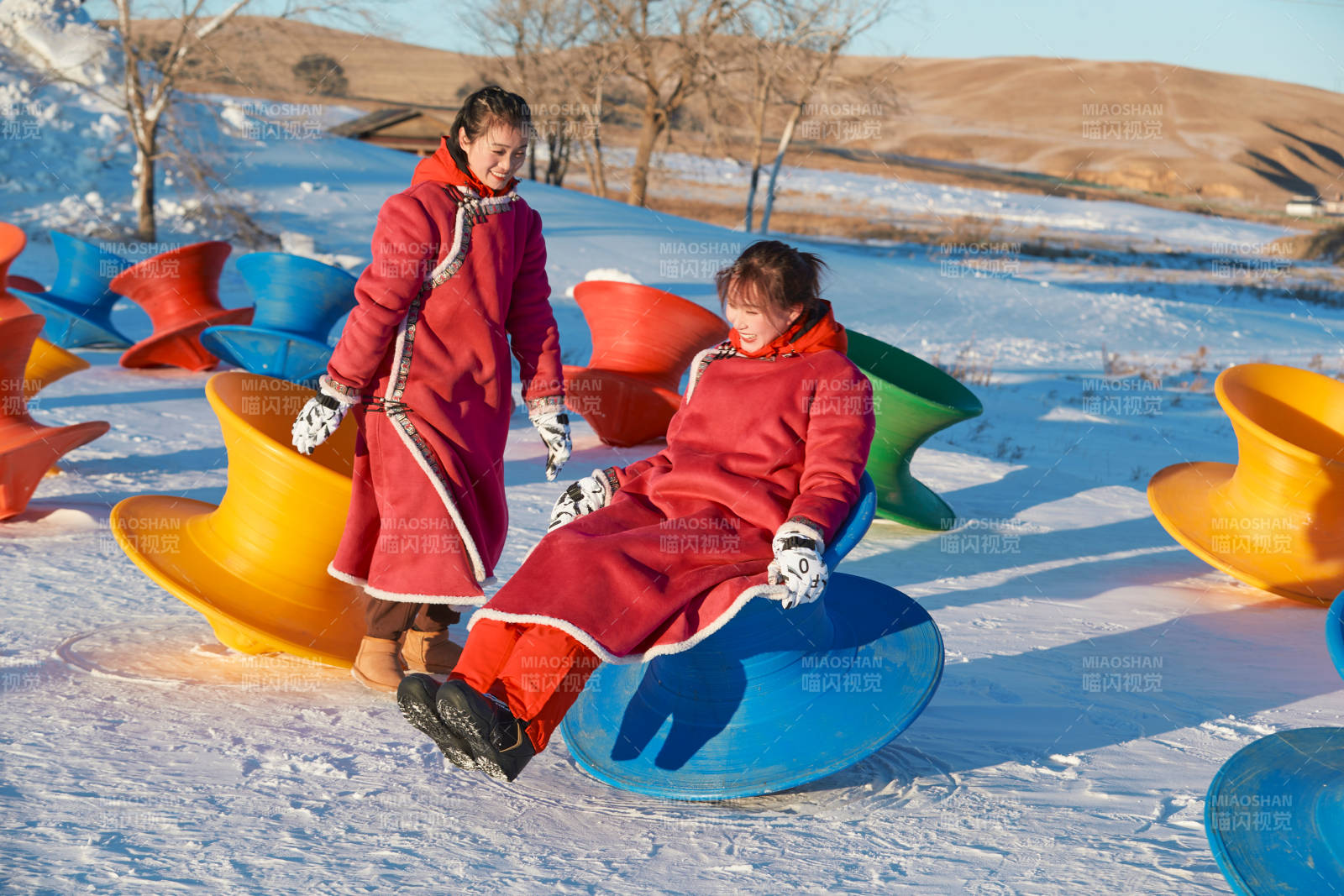 在冰天雪地玩耍雪上娛樂載具車輛的閨蜜少女