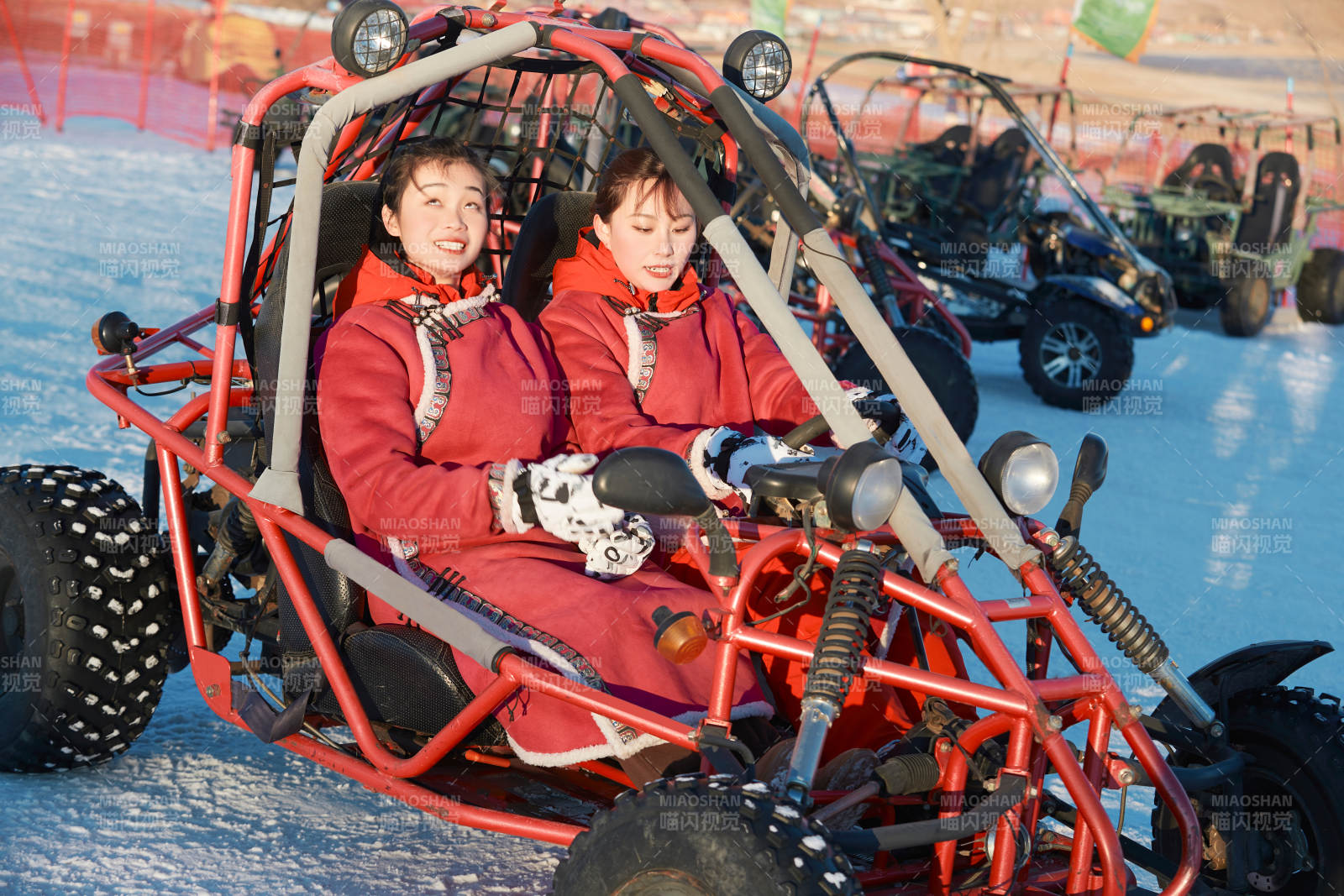 在冰天雪地玩耍雪上娛樂載具車輛的閨蜜少女