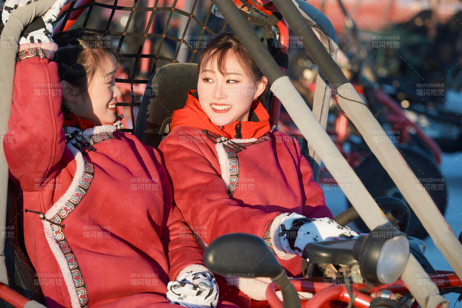在冰天雪地玩耍雪上娛樂載具車輛的閨蜜少女