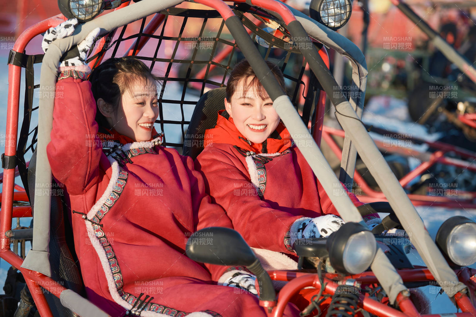 在冰天雪地玩耍雪上娛樂載具車輛的閨蜜少女