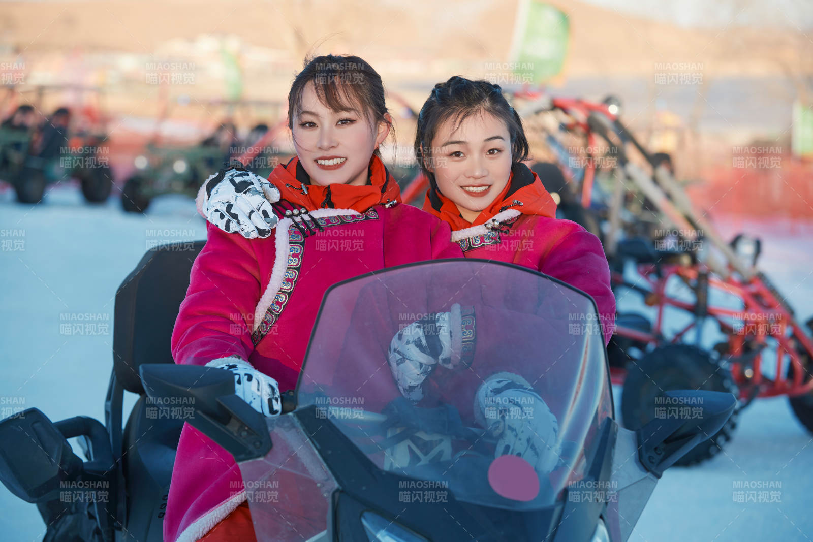 在冰天雪地玩耍雪上娛樂載具車輛的閨蜜少女