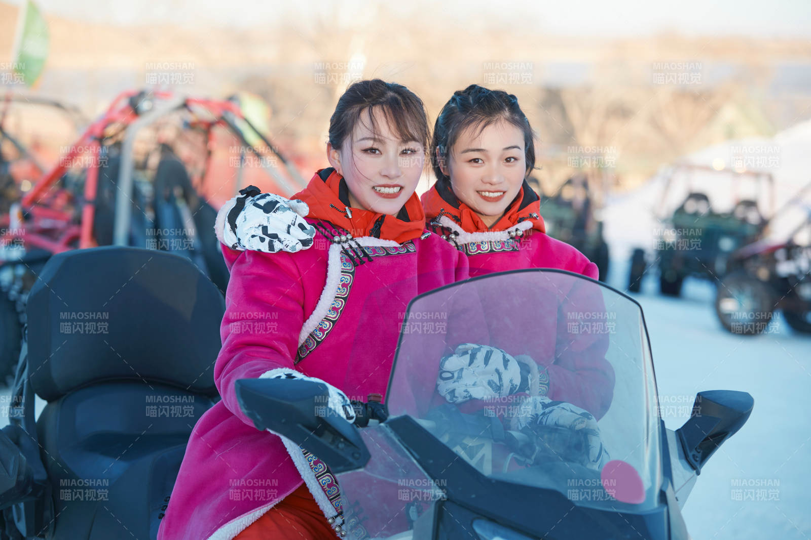 在冰天雪地玩耍雪上娛樂載具車輛的閨蜜少女