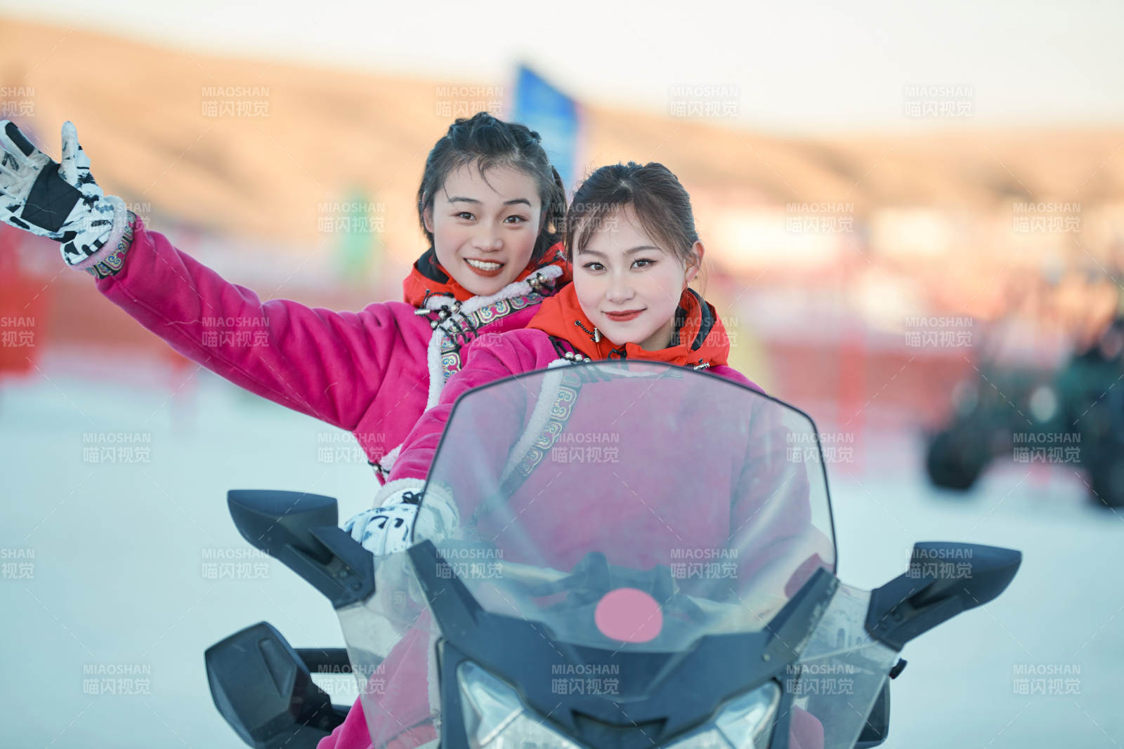 在冰天雪地玩耍雪上娛樂載具車輛的閨蜜少女